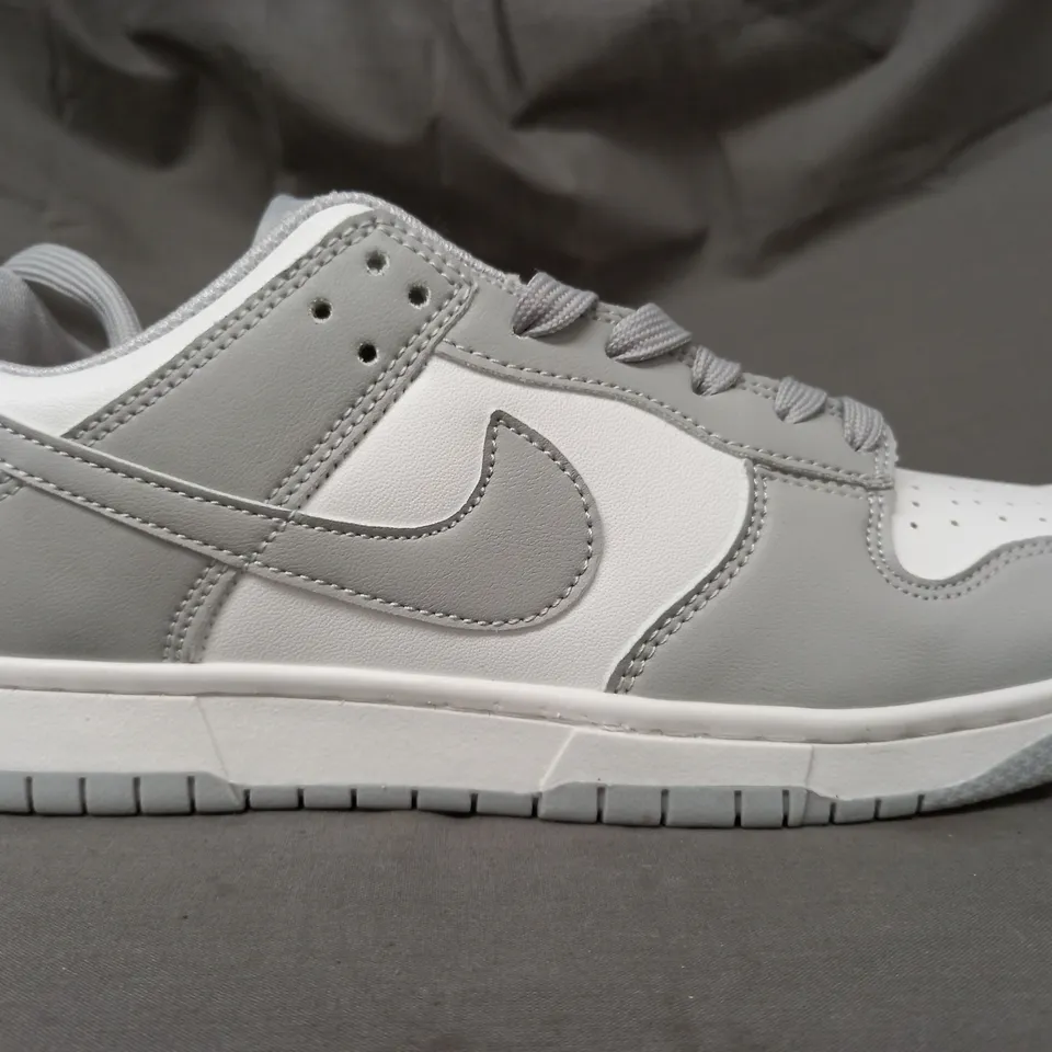 BOXED PAIR OF NIKE SHOES IN GREY/WHITE UK SIZE 7
