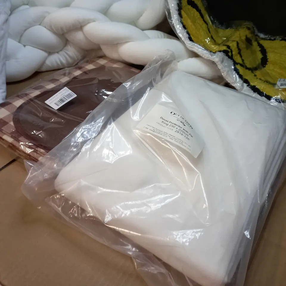 LARGE BOX OF APPROXIMATELY 12 ASSORTED HOUSEHOLD ITEMS TO INCLUDE: MATTRESS PROTECTOR, BATH MAT, PICNIC BLANKET