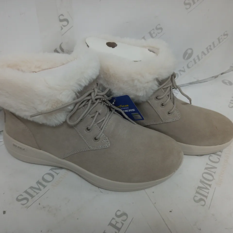 BOXED SKETCHERS WALKNG BOOTS BROW SIZE 5