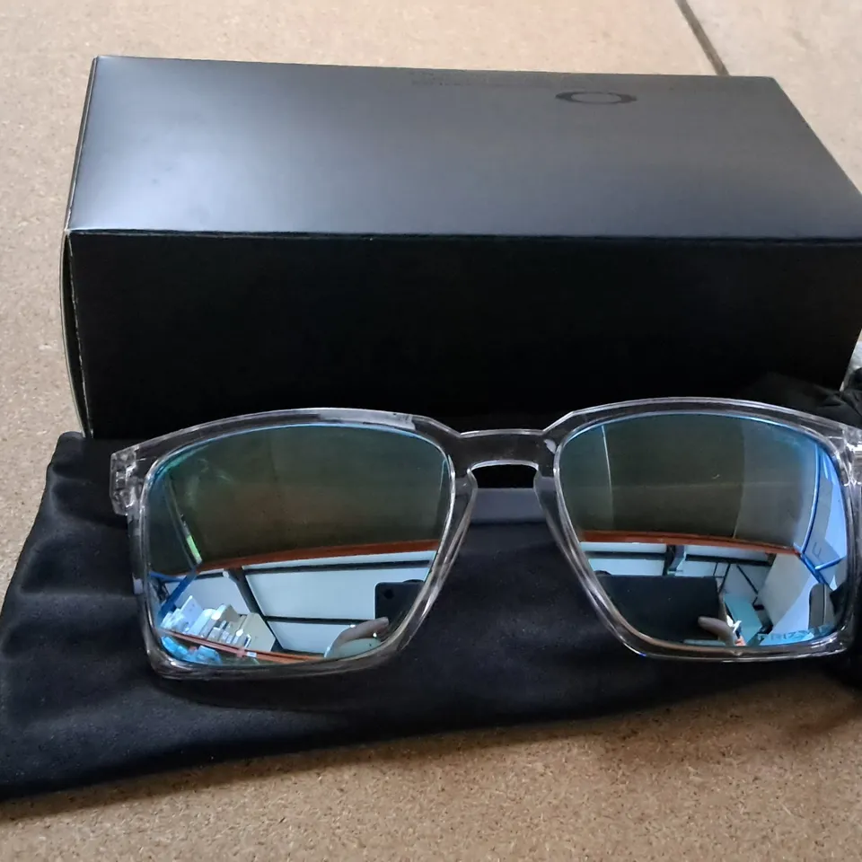 OAKLEYS SUNGLASSES