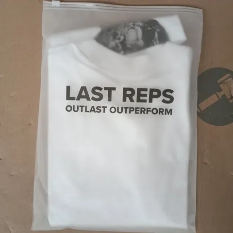 BAGGED LAST REPS OUTLAST OUTPERFORM T-SHIRT IN WHITE SIZE SMALL
