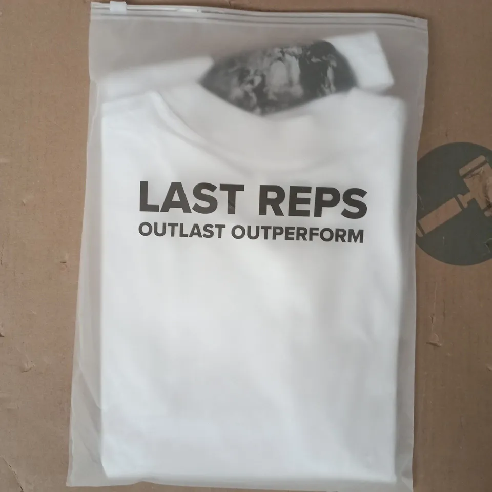 BAGGED LAST REPS OUTLAST OUTPERFORM T-SHIRT IN WHITE SIZE SMALL