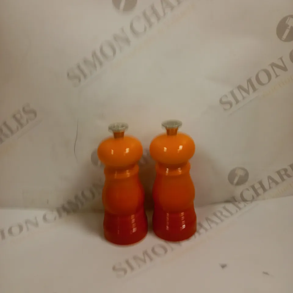 LA CREUSET SALT AND PEPPER MILL SET