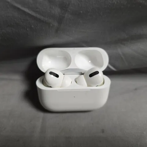 APPLE AIRPODS WIRELESS EARBUDS IN CHARGING CASE - WHITE 