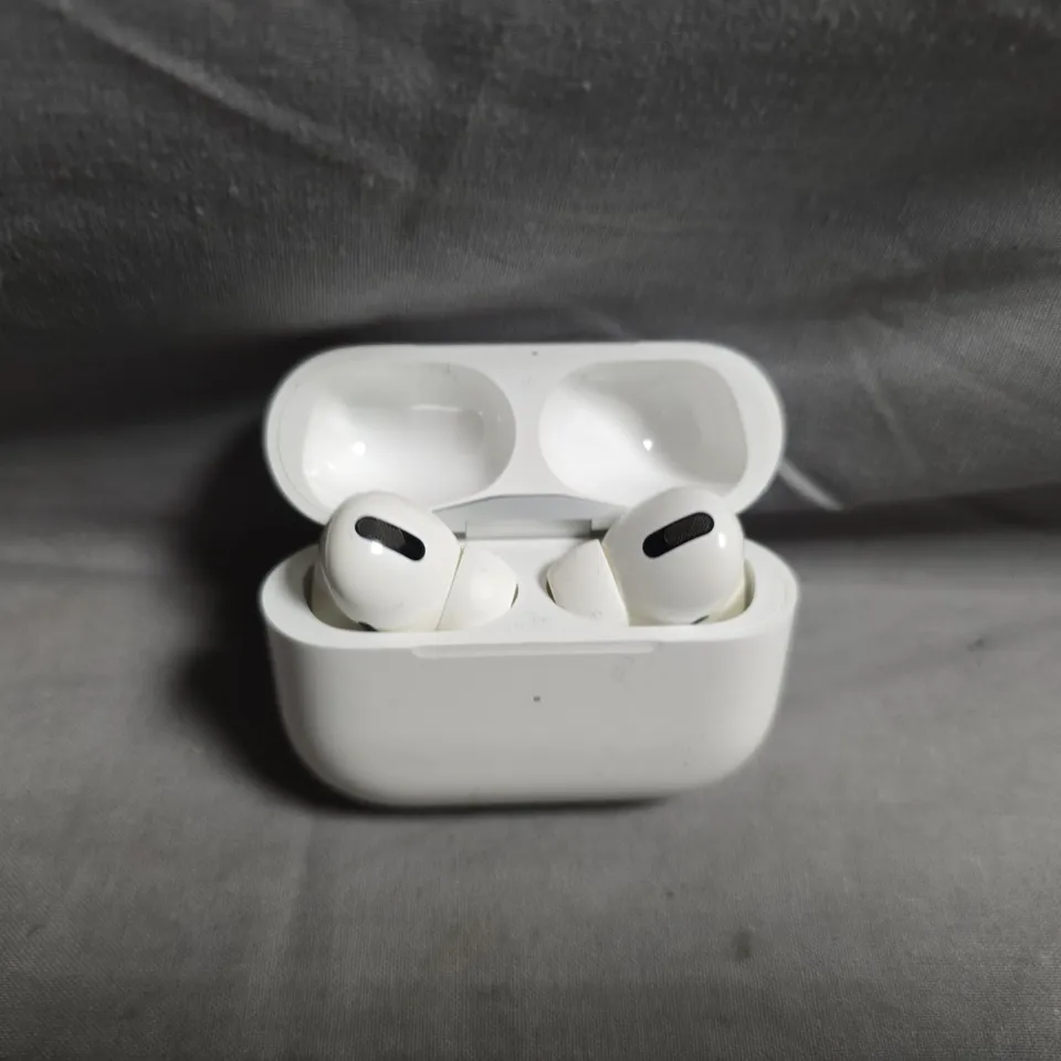 APPLE AIRPODS WIRELESS EARBUDS IN CHARGING CASE - WHITE 