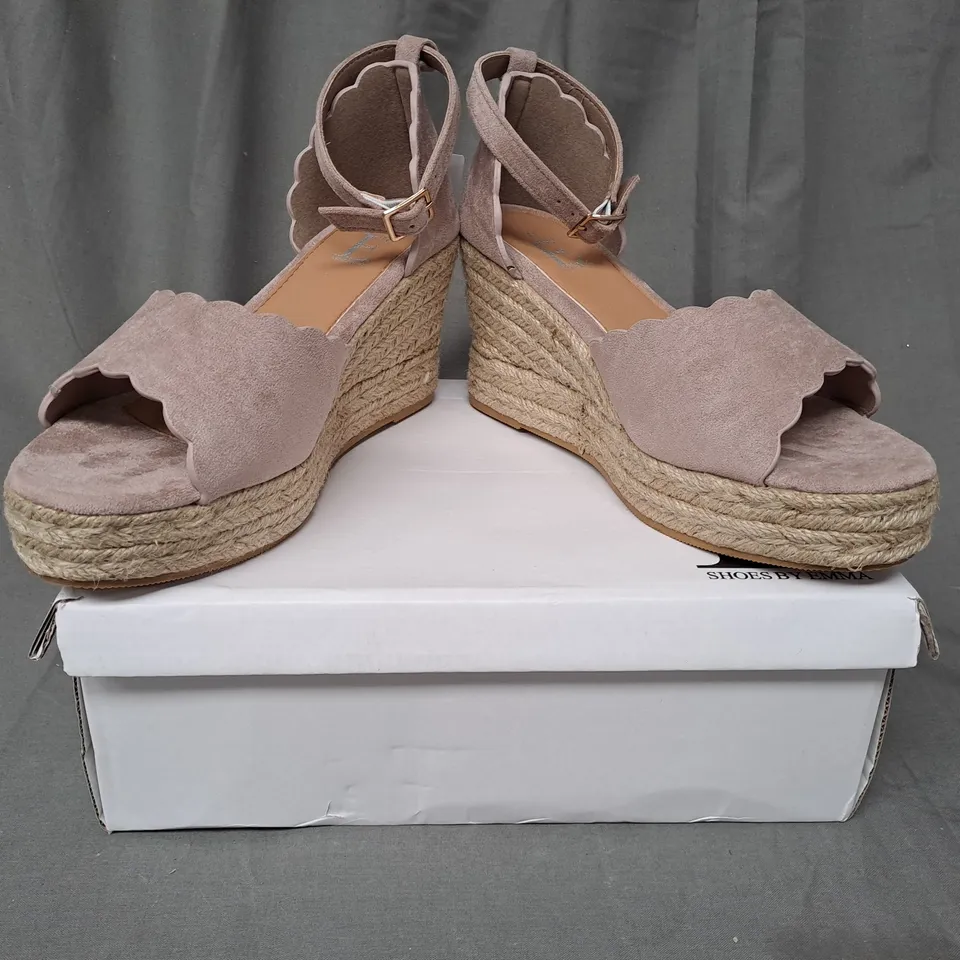 BOXED PAIR OF SHOES BY EMMA OPEN TOE WEDGE SANDALS UK SIZE 6