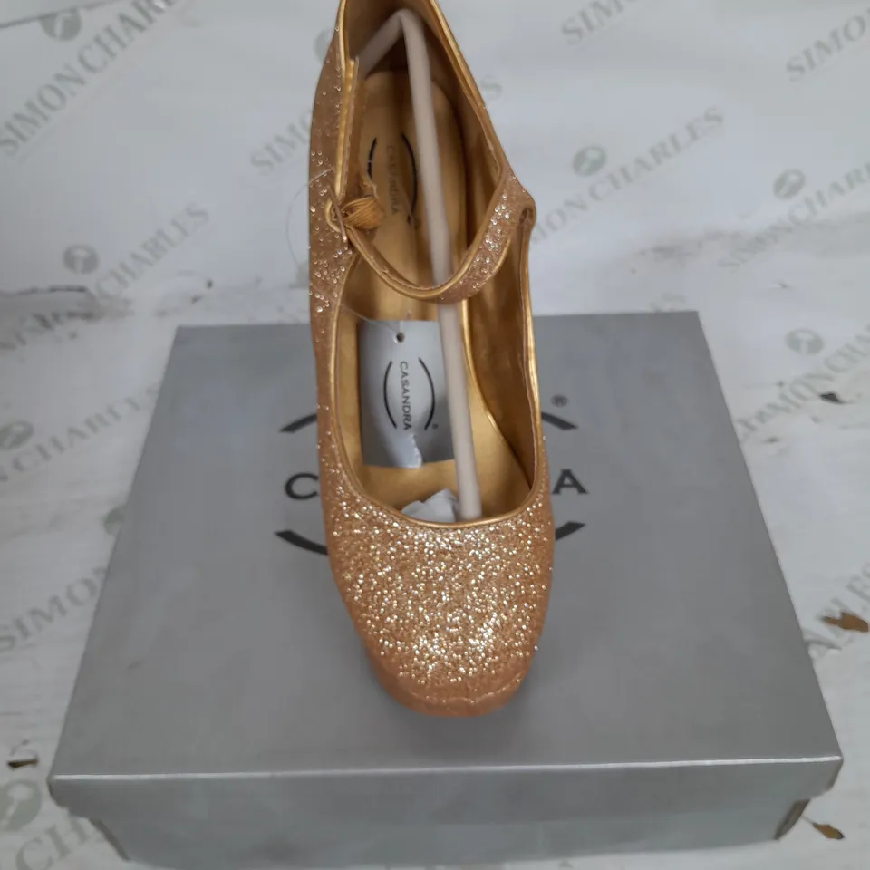 BOXED PAIR OF CASANDRA PLATFORM STRAP SHOE IN GOLD GLITTER SIZE 5