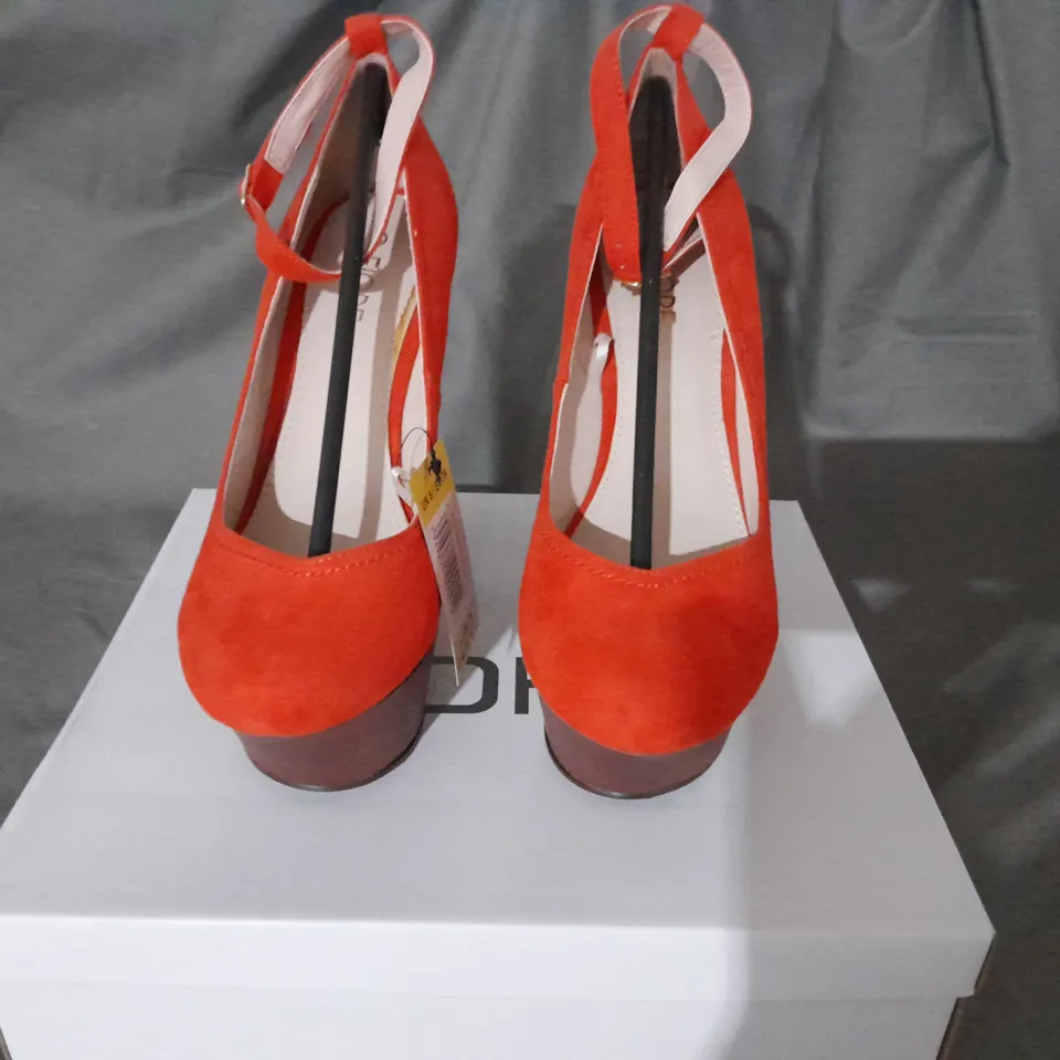 APPROXIMATELY 8 BOXED PAIRS OF FIORE WEDGE PLATFORM SHOES SIZE 6