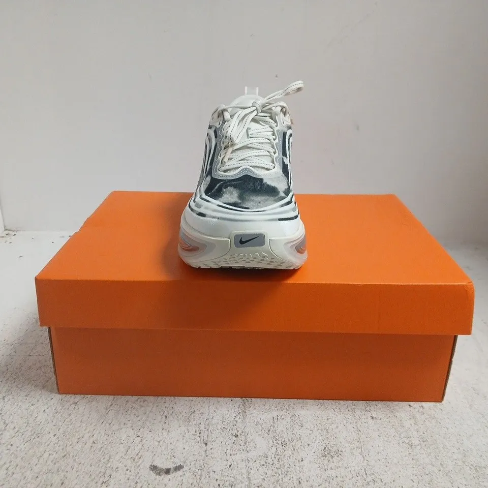 BOXED PAIR OF NIKE VOMERO PLUS TRAINERS IN PHANTOM/PENCIL POINT SIZE UK 6