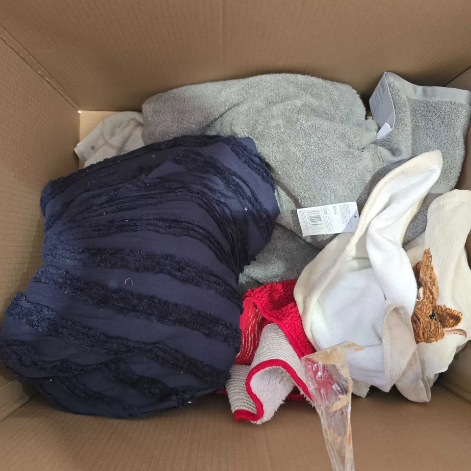 BOX OF APPROXIMATELY 10 ASSORTED BEDDING AND SOFT FURNISHING ITEMS TO INCLUDE - OVEN MITES - TOWELS - THROW PILLOWS ETC. 