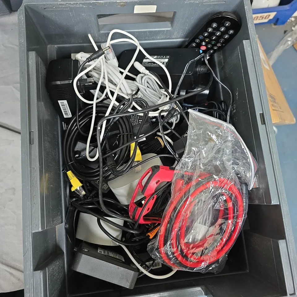 TOTE OF APPROXIMATELY 10 ASSORTED BROADBAND ITEMS TO INCLUDE: BT ROUTER