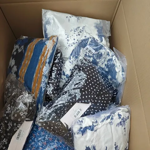 BOX OF APPROXIMATELY 25 ASSORTED CLOTHING AND SHOE ITEMS IN VARIOUS STYLES , COLOURS AND SIZES
