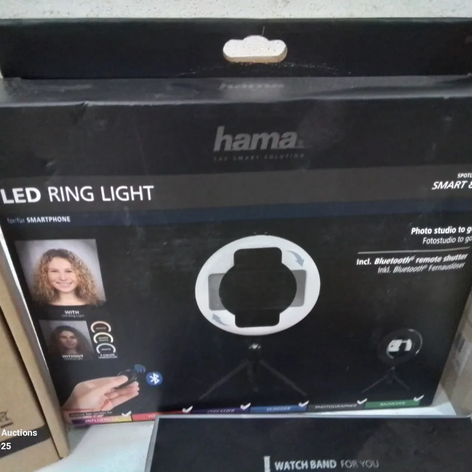 BOX CONTAINING LARGE AMOUNT OF BOXED ELECTRICAL ITEMS TO INCLUDE: VANITY MIRROR LIGHTS, 5INCH RING LIGHT, VARIOUS LIGHT BULBS, PHONENCASES, EARPHONES AND LOTS MORE.