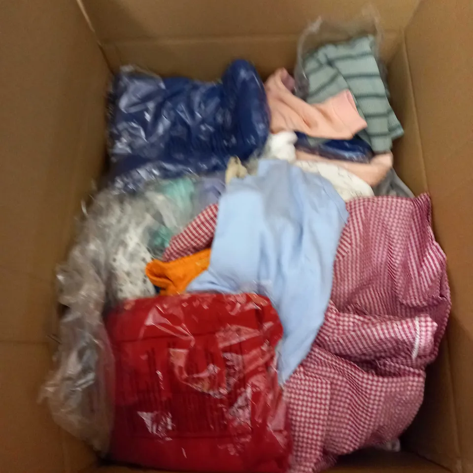 LARGE BOX OF ASSORTED KIDS CLOTHING ITEMS TO INCLUDE BAGS, BABY GROWS AND DRESSES