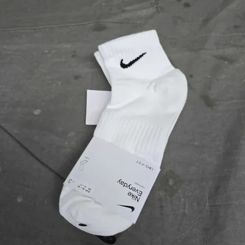 NIKE EVERYDAY DRI-FIT CREW SOCKS - X3 - 8/11