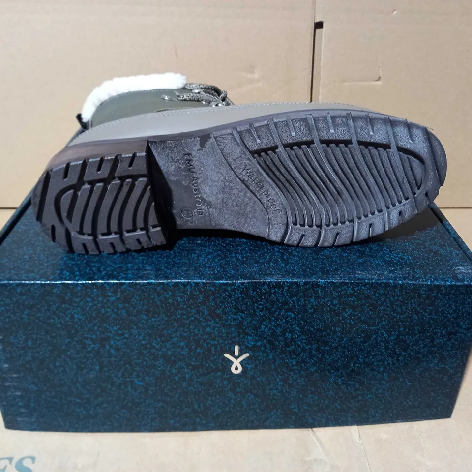 BOXED PAUR OF EMU OKAB FAUX LEATHER BOOTS IN DARK OLIVE UK SIZE 5