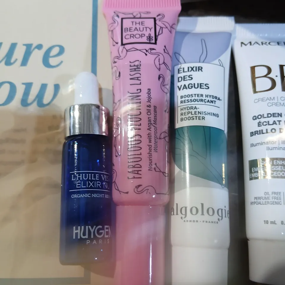 APPROXIMATELY 25 HEALTH & BEAUTY LOT: GREENFROG BOTANIC SHAMPOO BAR, HUYGEN PARIS NIGHT SERUM, THE BEAUTY CROP LASH PRODUCT, ALGOLOGIE HYDRA BOOSTER, BB CREAM (GOLDEN GLOW), STASHER SILICONE BAG