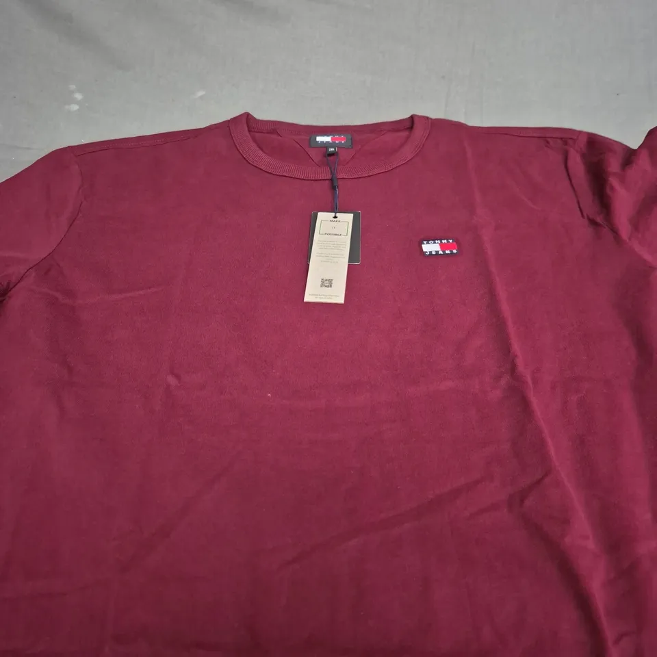 TOMMY JEANS RED BADGE TEE - 2XL