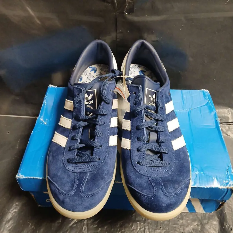 BOXED PAIR OF ADIDAS HAMBURG NAVY SUEDE SNEAKERS – UK9 (EU 42 2/3)