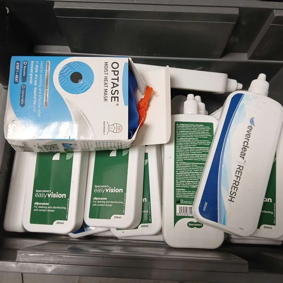 APPROXIMATELY 18 ASSORTED EYECARE & HEALTHCARE PRODUCTS TO INCLUDE SPECSAVERS EASYVISION, OPTASE MOIST HEAT MASK, EYEEXPERT PUREFLOW, ETC - COLLECTION ONLY