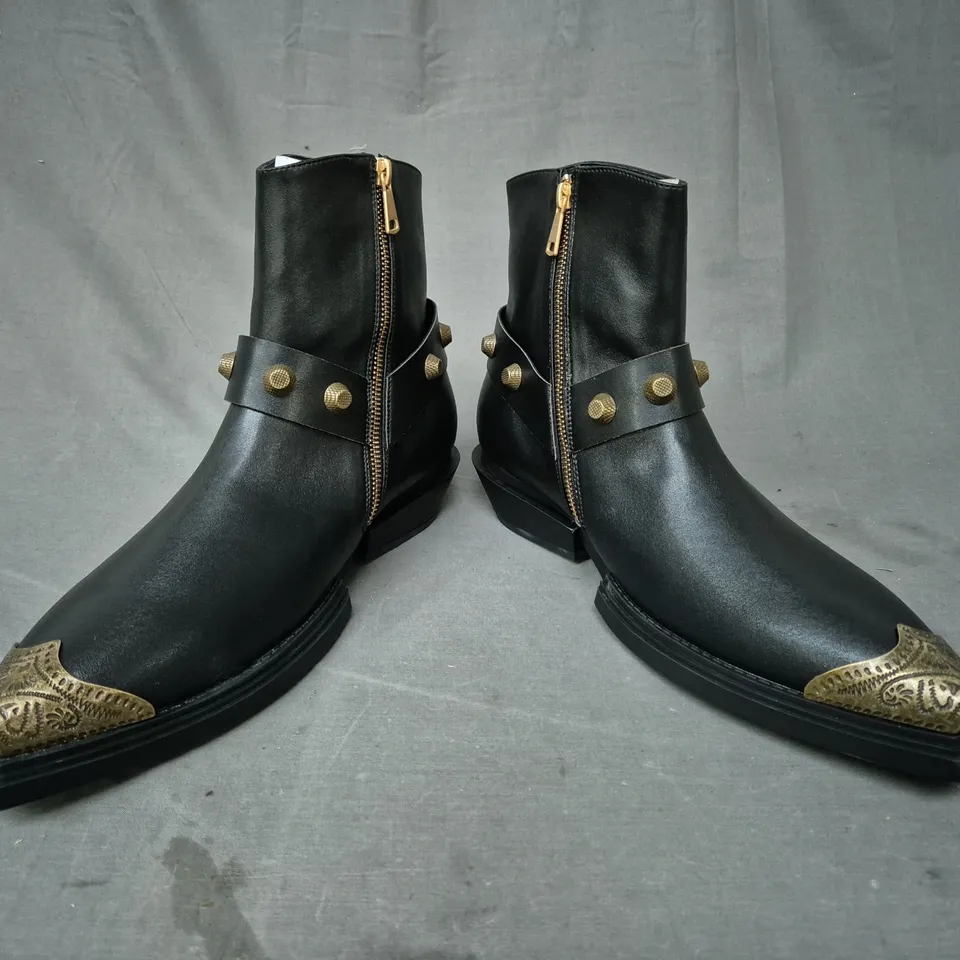 BOXED PAIR OF KOI SOULRENDER MEN'S HARDWARE COWBOY BOOTS IN BLACK/ANTIQUE BRONZE UK SIZE 10