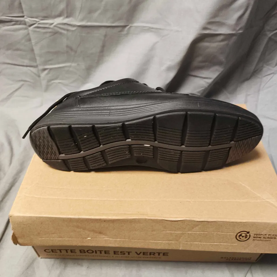 CLARKS UN ABODE EASE SHOES IN BLACK - 7