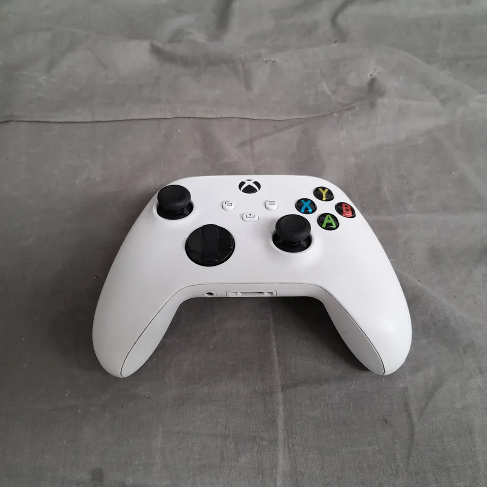 XBOX WIRELESS CONTROLLER IN WHITE