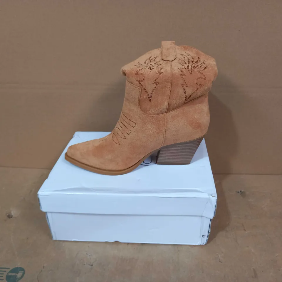 BOXED PAIR OF MARQUIIZ COWBOY BOOTS IN TAN EU SIZE 40