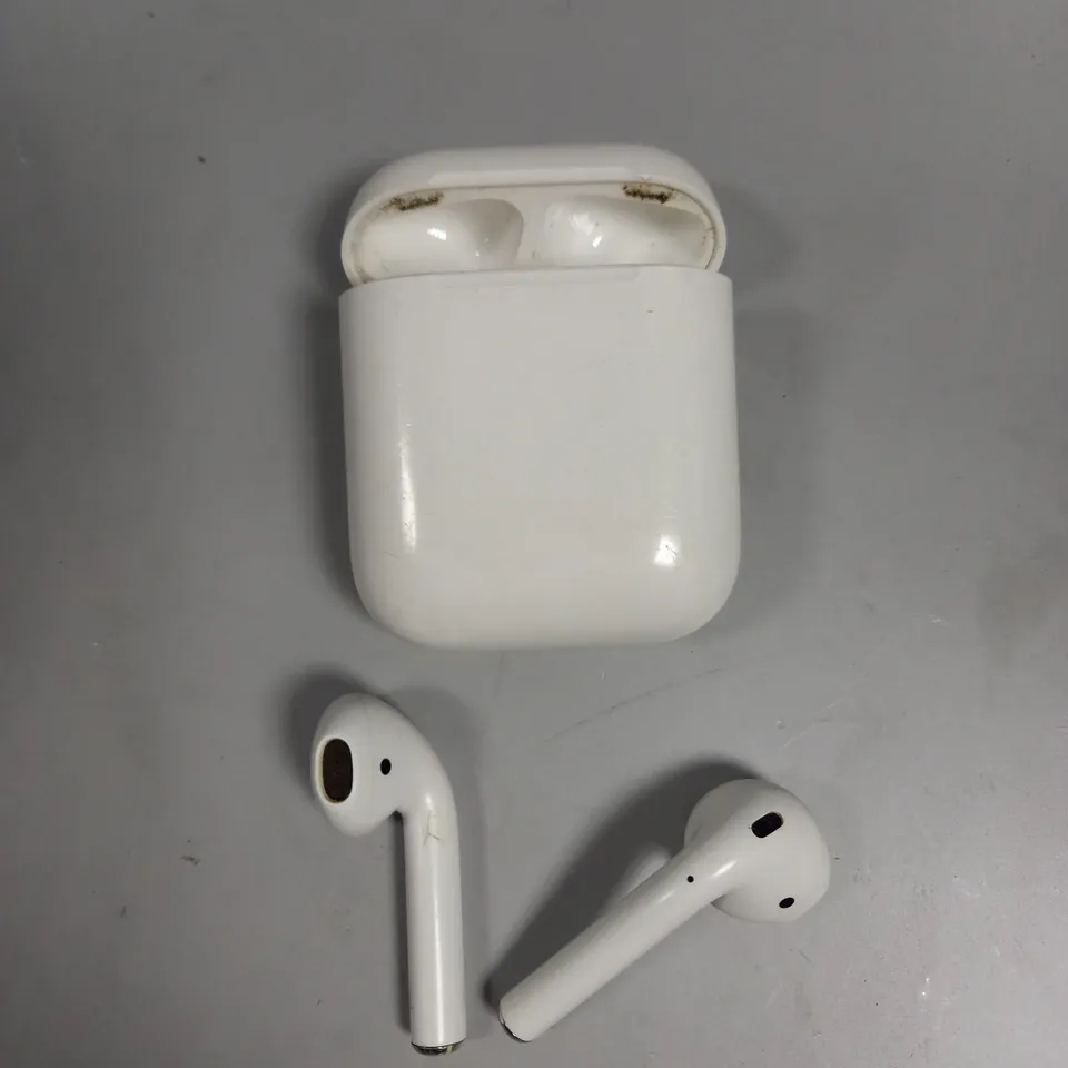 APPLE AIRPODS WIRELESS EARPHONES 