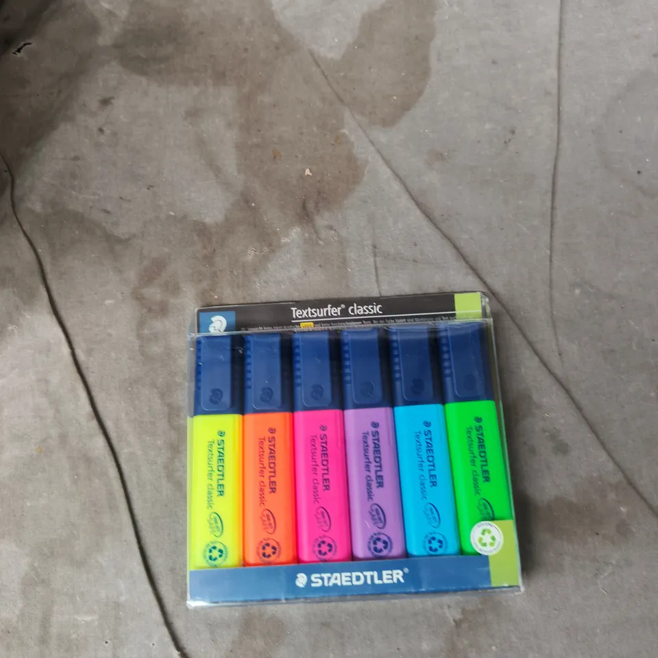 TOTE OF APPROXIMATELY 13 ASSORTED ITEMS TO INCLUDE:  TEXTSURFER HIGHLIGHTERS 
