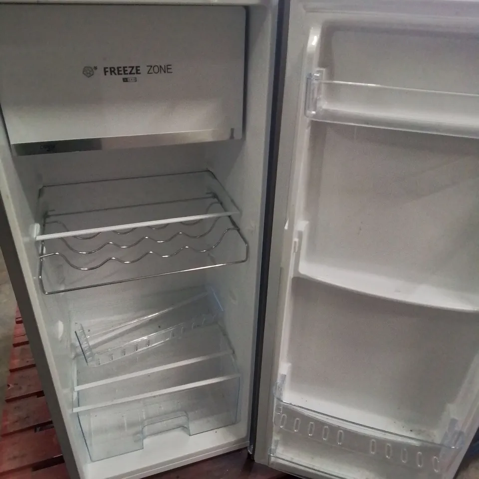 HISENSE FREESTANDING REFRIGERATOR WITH ICE BOX COMPARTMENT IN GRAPHITE 