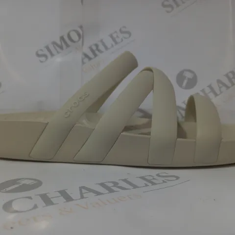 PAIR OF CROCS SPLASH STRAPPY OPEN TOE SANDALS IN BONE UK SIZE 8