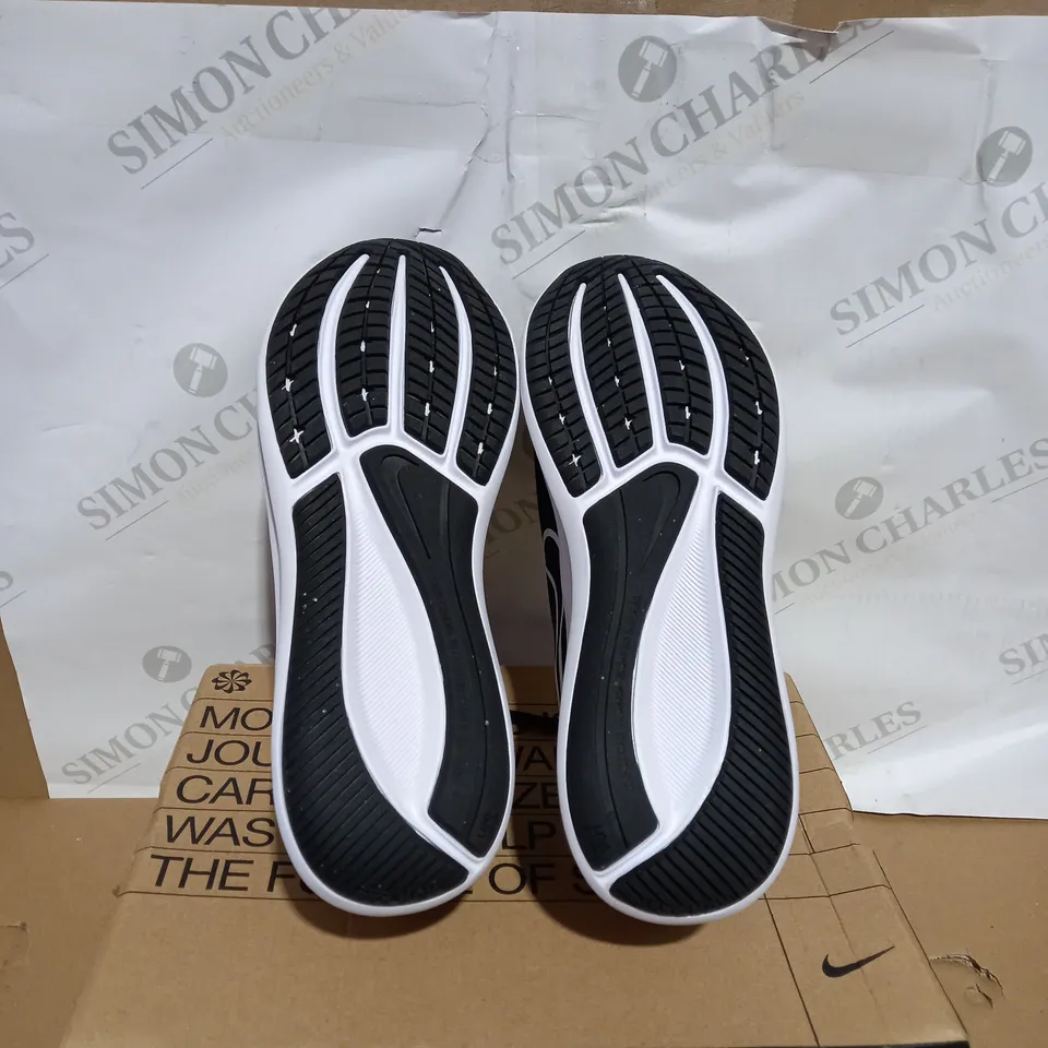 BOXED PAIR OF NIKE STAR RUNNER 3 SIZE 5.5