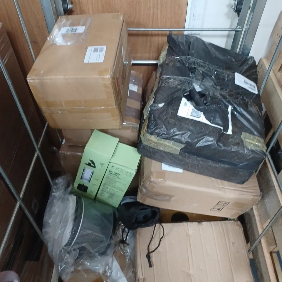 APPROXIMATELY 10 ASSORTED ITEMS TO INCLUDE SLOW COOKER, SOLAR LANTERN, JUICE CUP, ETC - COLLECTION ONLY