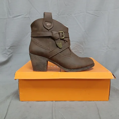 BOXED PAIR OF ROCKET DOG BLOCK HEEL ANKLE BOOTS IN BROWN SIZE UK 6