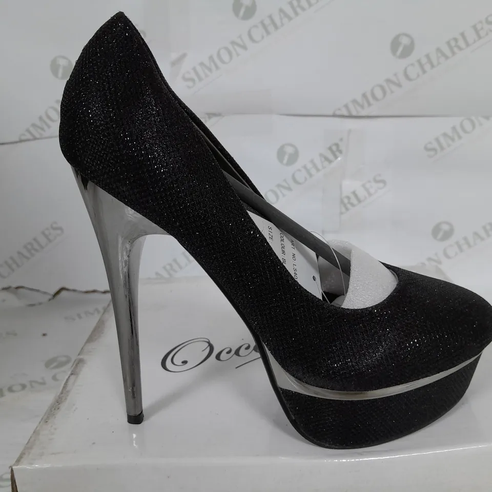 BOXED PAIR OF OCCASSIONS BY CASANDRA CLOSED TOE HEELS IN SPARKLE BLACK - SIZE 5