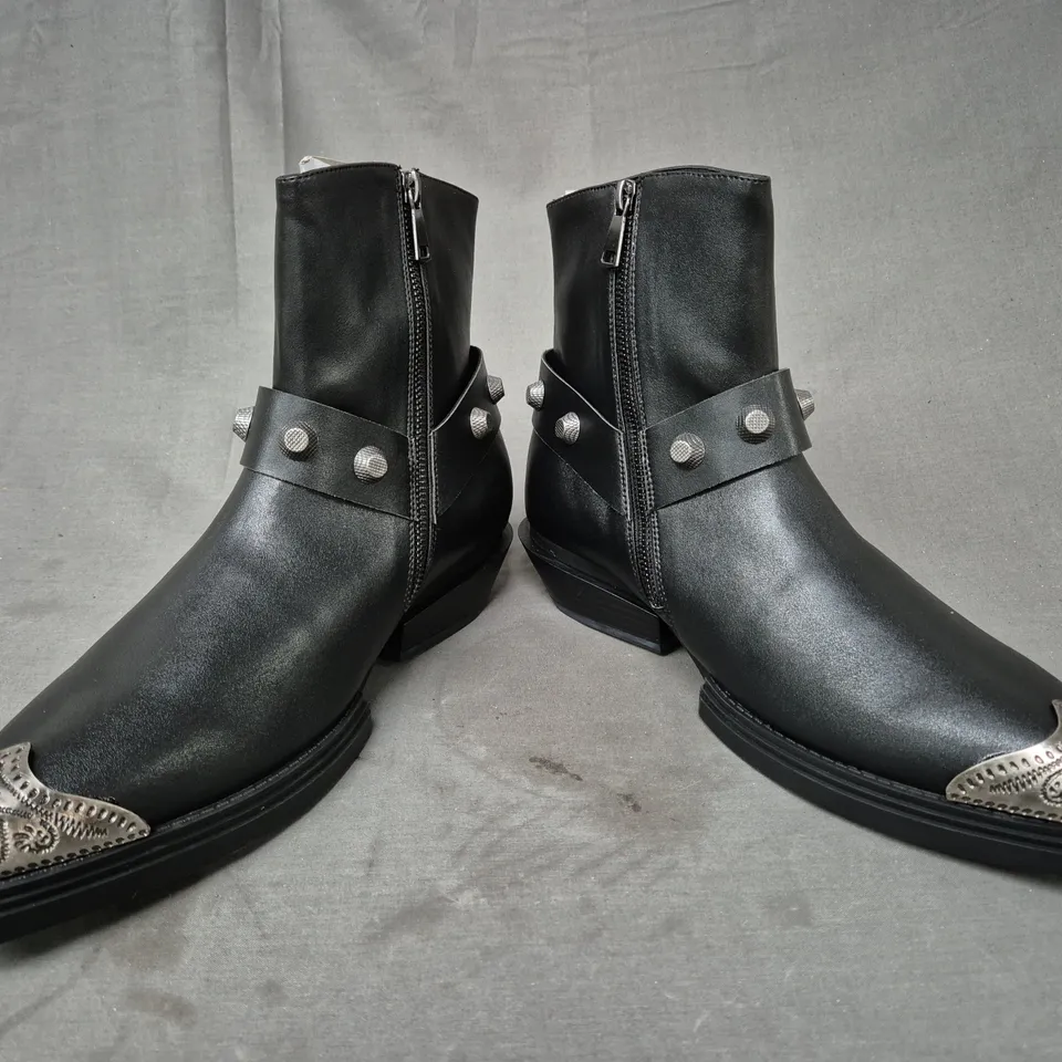 BOXED PAIR OF KOI SOULRENDER MEN'S HARDWARE COWBOY BOOTS IN BLACK/ANTIQUE SILVER UK SIZE 9