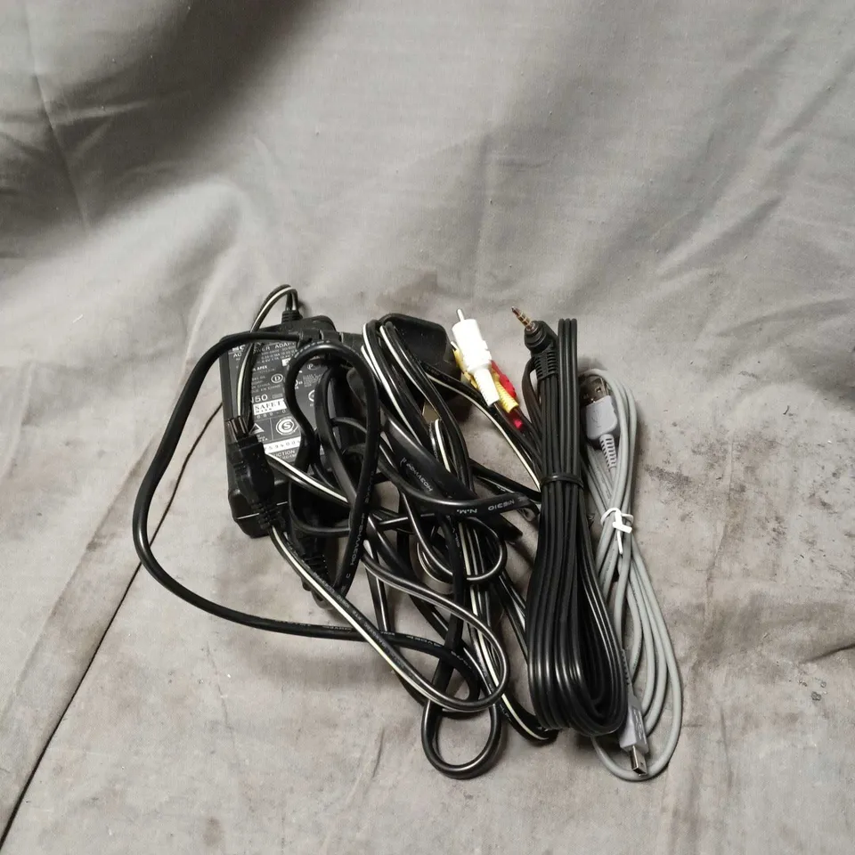 SONY HANDYCAM DIGITAL8 CAMCORDER WITH LCS-VA40 CASE AND CABLES