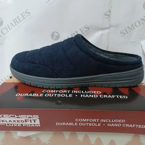 BOXED SKECHER MEN'S MURETTE GARVANZA SLIPPERS, NAVY - SIZE 7