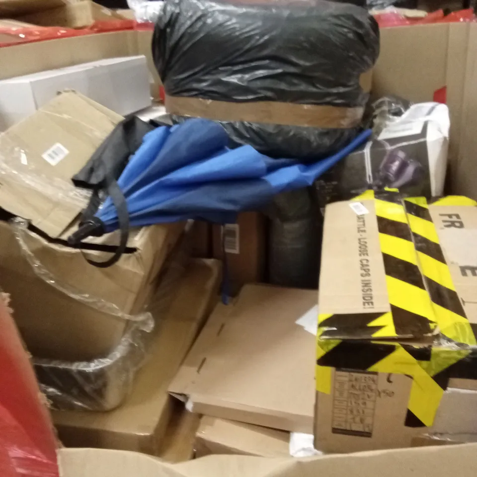 PALLET OF ASSORTED HOUSEHOLD GOODS AND PRODUCTS TO INCLUDE; BABY UPRIGHT SEAT, ENCLOSED CAT LITTER BOX, BOXED FURNITURE ETC