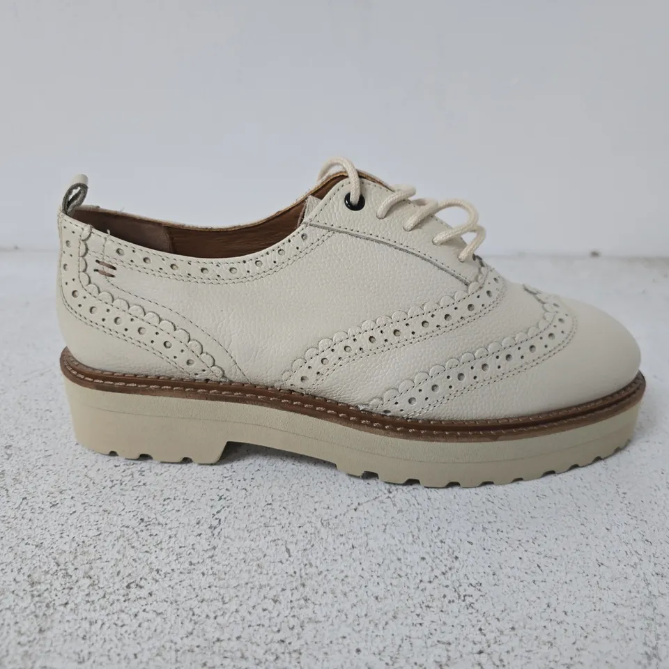UNBOXED PAIR OF CHUNKY LEATHER LACE UP BROGUE BY WHITE STUFF - SIZE 7
