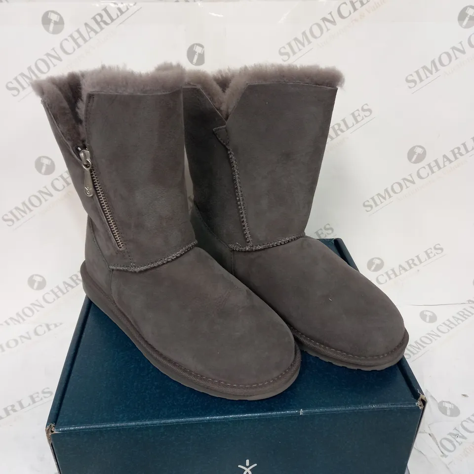 BOXED PAIR OF EMU AUSTRALIA ANKAA SIZE 7 BOOTS 