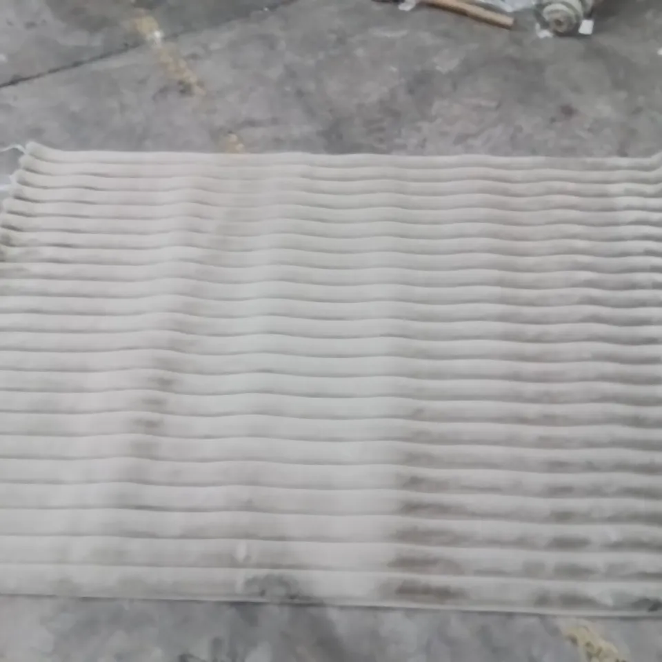 QUALITY DESIGNER AREA RUG - APPROXIMATELY 230X160CM