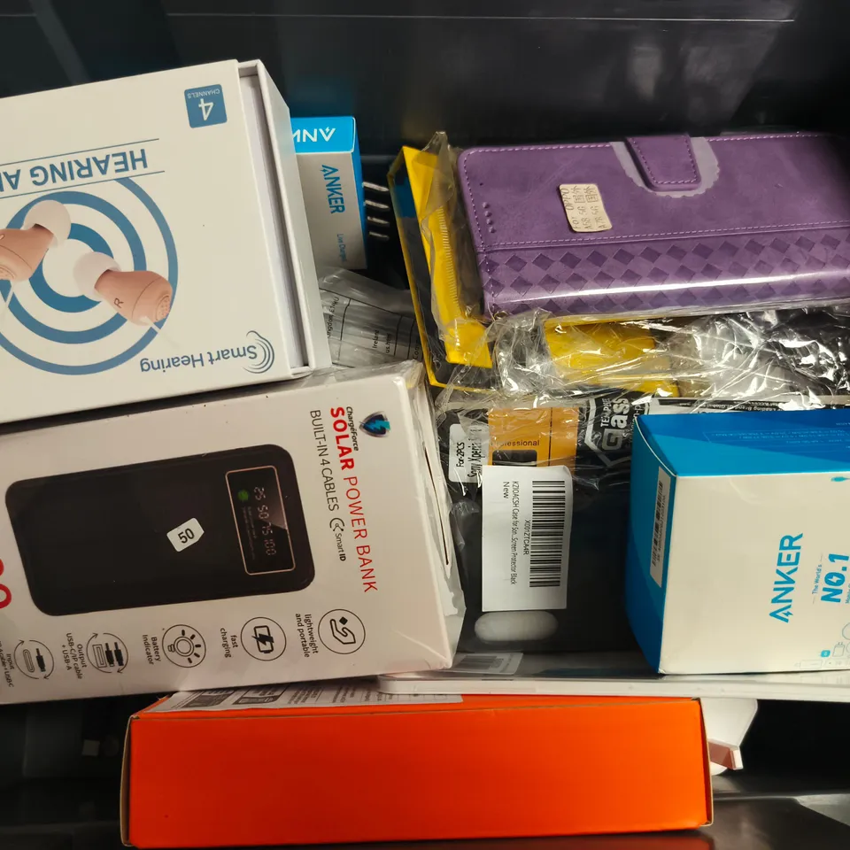 APPROXIMATELY 15 ASSORTED MOBILE PHONE ACCESSORIES TO INCLUDE POWER BANKS, CASES AND CHARGE CABLES