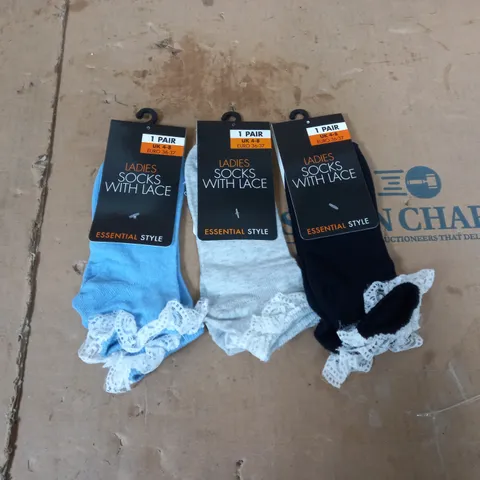 BOX OF APPROX 200 PAIRS OF LADIES SOCKS WITH LACE UK 4-8 IN VARIOUS COLOURS