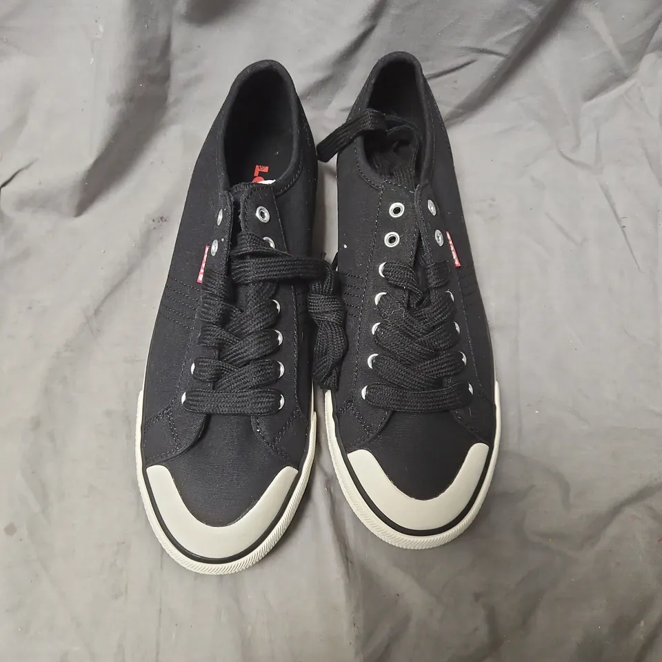 LEVI'S BLACK CANVAS SNEAKERS – UK 7 (US 8)