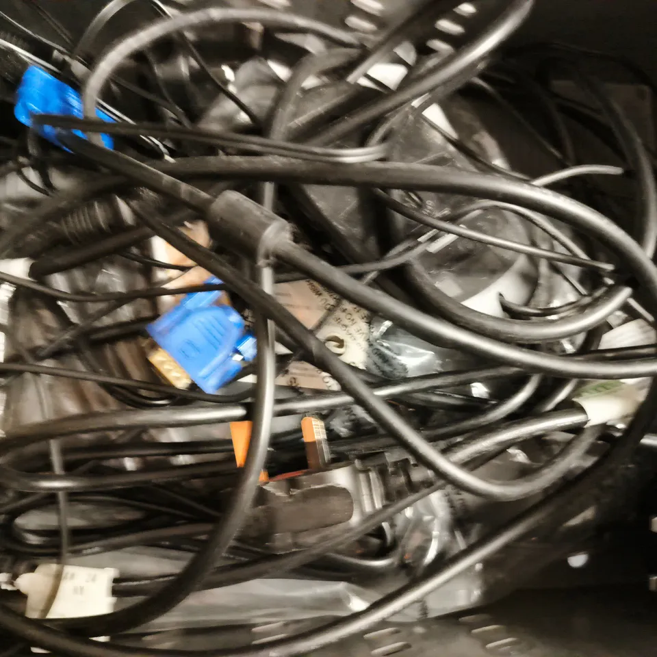 APPROXIMATELY 10 ASSORTED HOUSEHOLD ITEMS TO INCLUDE SMART HUB SH31B ROUTER, VARIOUS CABLES, ETC