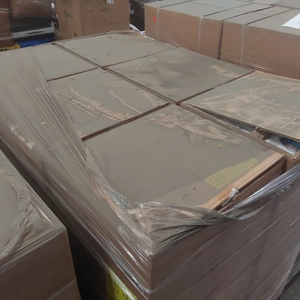 PALLET CONTAINING A VERY LARGE QUANTITY OF MEDICAL FACE MASKS
