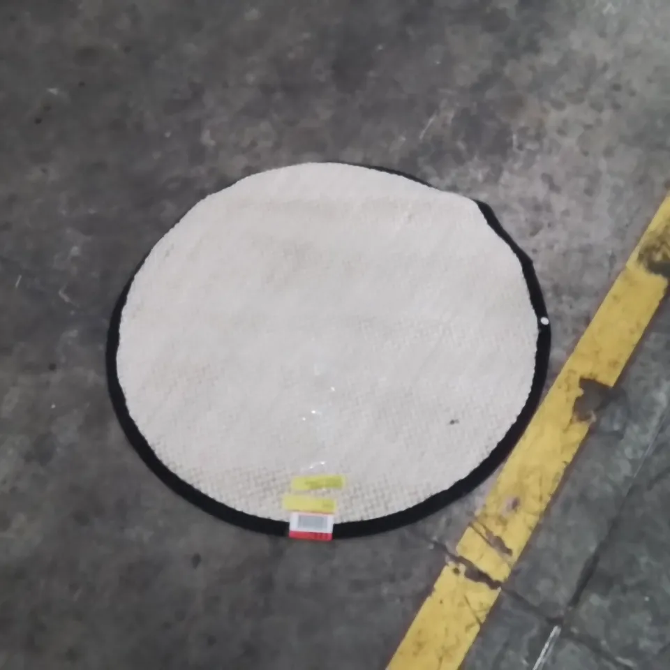 QUALITY DESIGNER AREA RUG - APPROXIMATELY 86X86