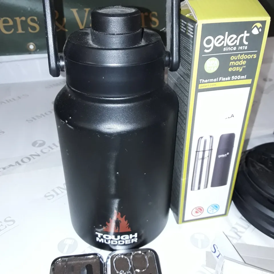 LOT OF 7 ASSORTED HOUSEHOLD ITEMS TO INCLUDE TOUGH MUDDER DRINKS CONTAINERS, RUBBER WEIGHT DISCS AND THERMAL FLASK